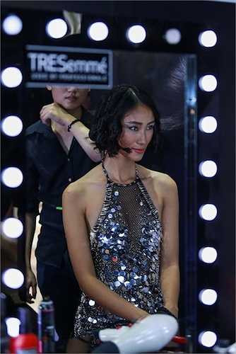 Vì đến sớm nên cả ba chưa kịp chăm chút ngoại hình hoàn chỉnh. 