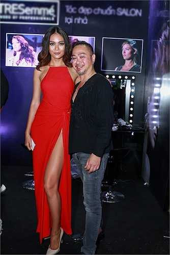 Tranh thử lúc giải lao trước khi bắt đầu, Mâu Thuỷ - Nguyễn Oanh cùng Trang Khiếu đã được chuyên gia tóc Trần Mạnh Thìn 'tút' lại mái tóc để phần xuất hiện trên thảm đỏ nổi bật nhất. 