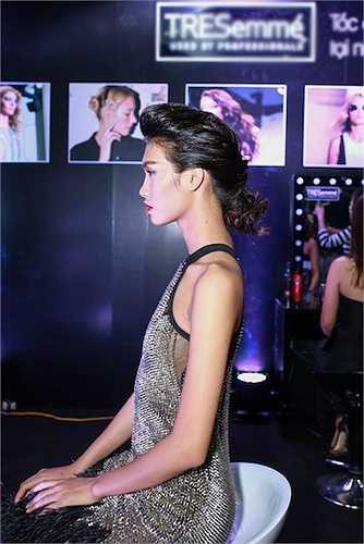 Cả ba kiểu tóc đều rất sành điệu và hợp thời, được lấy cảm hứng từ các phong cách đang thịnh hành tại sàn diễn New York Fashion Week.