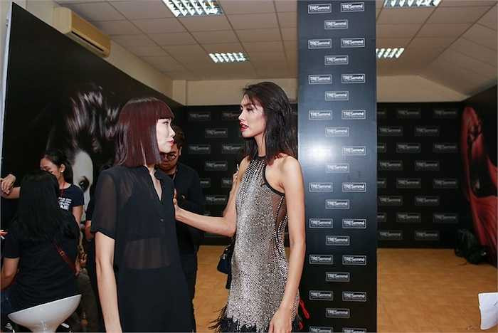 Cô tận tình hỗ trợ những thí sinh không may mắn xuất hiện trong đêm Chung kết.