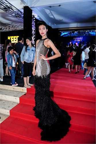 Cô diện một chiếc đầm dạ hội đính đinh tán vô cùng cá tính.