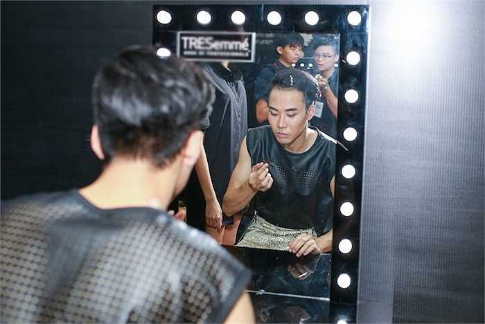 Trong khi đó, các thí sinh trong Top 4 đang bận rộn ở hậu trường chuẩn bị cho đêm thi có tính quyết định.