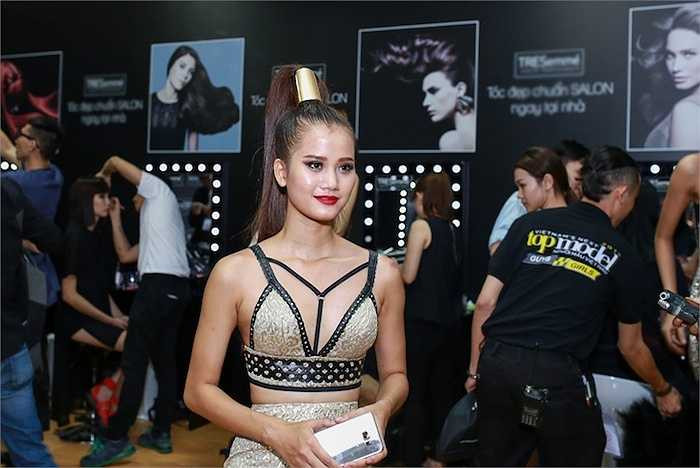 Hương Ly, cô gái trẻ tuổi nhất vừa chiến thắng VNTM mùa thứ 6 trong bộ cánh mạnh mẽ, đầy cá tính.