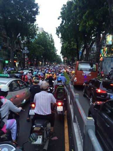 Ùn tắc khủng khiếp giữa Sài Gòn, dân lái xe lên thảm cỏ thoát thân