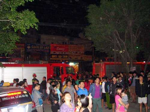 Khi thấy chuông báo cháy, nhiều người dân sống ở tòa nhà CT5A đã ra cầu thang bộ chạy xuống dưới nhà