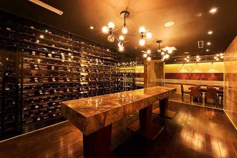 Không gian bên trong Hầm rượu Amber - dịch vụ cao cấp chuyên về rượu và xì gà cho doanh nhân - một sản phẩm độc đáo của Almaz Không gian bên trong Hầm rượu Amber - dịch vụ cao cấp chuyên về rượu và xì gà cho doanh nhân - một sản phẩm độc đáo của Almaz