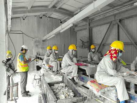 Bệnh bụi phổi nghề nghiệp là bệnh chiếm tỷ lệ cao nhất trong 28 bệnh nghề nghiệp được bảo hiểm hiện nay ở nước ta Bệnh bụi phổi nghề nghiệp là bệnh chiếm tỷ lệ cao nhất trong 28 bệnh nghề nghiệp được bảo hiểm hiện nay ở nước ta