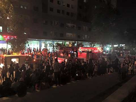 Xe thang cùng nhiều xe chữa cháy của lực lượng CS PCCC được huy động tới hiện trường