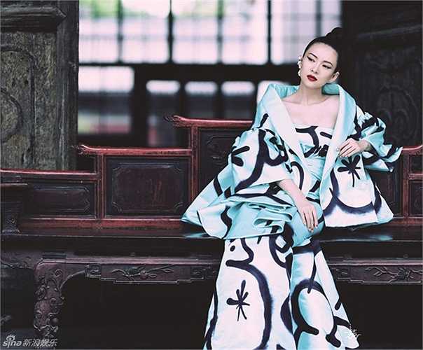 Vẫn với phong thái kiêu sa và thân hình mảnh mai, Chương Tử Di hiện lên như một nữ thần phương Đông.