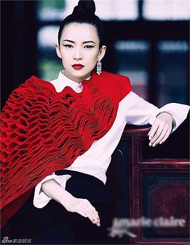 Điều đáng chú ý, thời điểm này, truyền thông Trung Quốc khẳng định Chương Tử Di đã sang Mỹ chờ sinh con. Trong loạt ảnh chụp chung với Big Bang ở hậu trường tour diễn của nhóm nhạc Hàn tại đất nước cờ hoa, nữ diễn viên 36 tuổi cũng để lộ vòng 2 to bất thường.