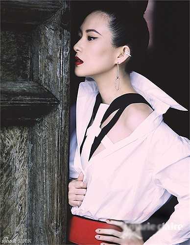 Với nhiều người, những bộ ảnh này như một chiêu đánh lạc hướng dư luận của Chương Tử Di vì muốn giữ kín chuyện riêng tư.