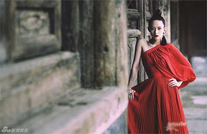 Chương Tử Di bắt đầu hẹn hò rocker Uông Phong từ tháng 5/2013. Tại sinh nhật tuổi 36 hồi tháng 2, cô được bạn trai quỳ gối cầu hôn. 