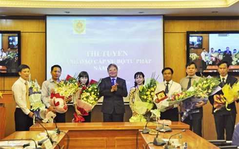 Bộ trưởng Bộ Tư pháp Hà Hùng Cường chúc mừng các ứng viên tham gia thi tuyển (Ảnh: Bộ Tư pháp) 