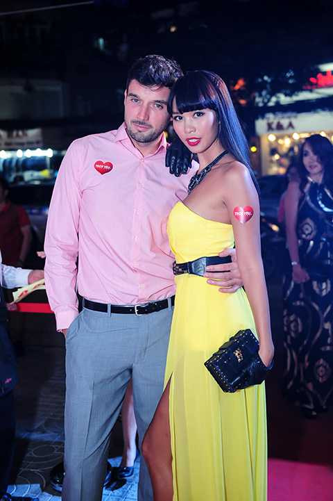 Nữ siêu mẫu có thân hình đồng hồ cát đến tham dự sự kiện cùng vị hôn phu Olly Dowden.