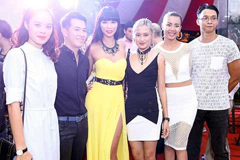 Hà Anh vui vẻ khi gặp lại những người bạn thân thiết trong sự kiện.