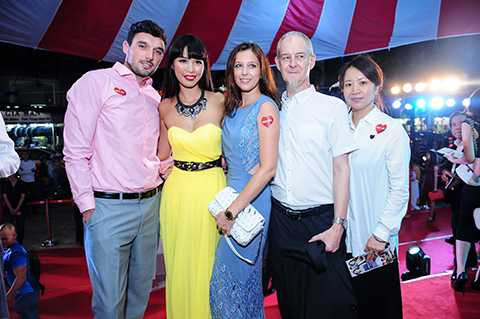 Cô thân thiện chụp ảnh kỷ niệm cùng các vị khách mời. 