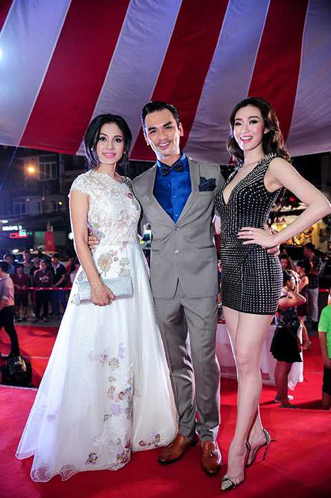 Xuất hiện giữa rừng sao Việt, bộ ba Việt Trinh, Đức Hải, Khánh My đã thu hút sự chú ý của các khách mời và khán giả có mặt tại sự kiện. Bên cạnh dàn diễn viên chính, sự kiện còn có sự xuất hiện của các ngôi sao nổi tiếng trong nhiều lĩnh vực nghệ thuật như Đàm Vĩnh Hưng, Ái Phương, Trung Quân, người đẹp Kim Tuyến, Thu Hiền, Thanh Hoa, top 10 Hoa hậu hoàn vũ 2015, diễn viên Ngọc Lan, nhà văn Nguyễn Ngọc Thạch... 