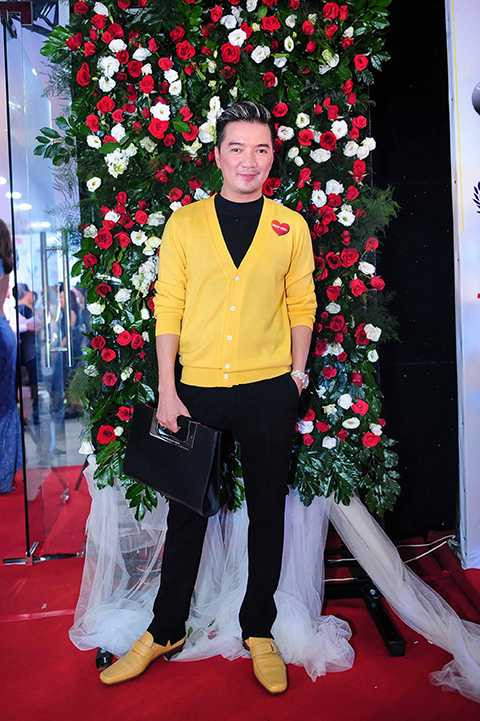 Ông hoàng nhạc Việt dù bận rộn nhưng vẫn dành thời gian đến chúc mừng sản phẩm điện ảnh mới của Việt Trinh.