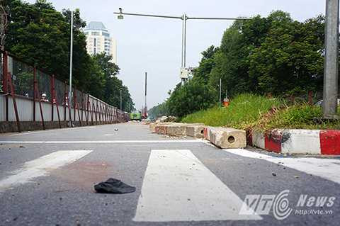 Đến thời điểm sáng ngày 13/10, nhiều lô cốt, rào chắn trên tuyến đường Xuân Thủy Cầu Giấy vẫn chưa được tháo dỡ. Đến thời điểm sáng ngày 13/10, nhiều lô cốt, rào chắn trên tuyến đường Xuân Thủy Cầu Giấy vẫn chưa được tháo dỡ.