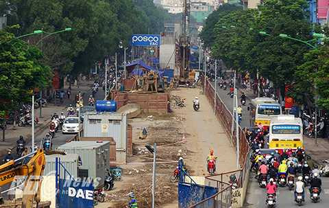 Người dân lưu thông trên tuyến đường này vẫn thường xuyên phải chịu cảnh ùn tắc giao thông vào các khung giờ cao điểm trong ngày. Người dân lưu thông trên tuyến đường này vẫn thường xuyên phải chịu cảnh ùn tắc giao thông vào các khung giờ cao điểm trong ngày.