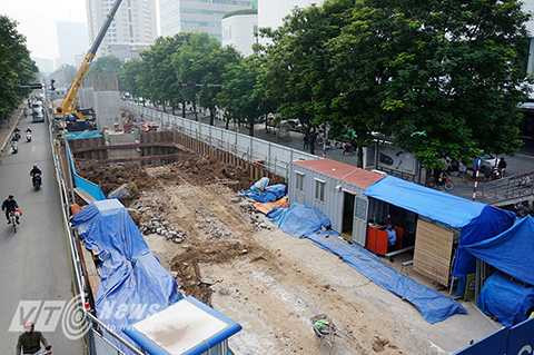 Mặt đường Xuân Thủy – Cầu Giấy bị thu hẹp lại chỉ còn 1/3 trong khi tiến độ thi công bên trong lại rất chậm chạp. Mặt đường Xuân Thủy – Cầu Giấy bị thu hẹp lại chỉ còn 1/3 trong khi tiến độ thi công bên trong lại rất chậm chạp.