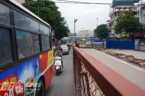 Một chiếc xe bus cũng đã chiếm tới hơn 1 nửa diện tích phần đường còn lại khiến cho hàng dài phương tiện phía sau bị ùn ứ lại. Một chiếc xe bus cũng đã chiếm tới hơn 1 nửa diện tích phần đường còn lại khiến cho hàng dài phương tiện phía sau bị ùn ứ lại.