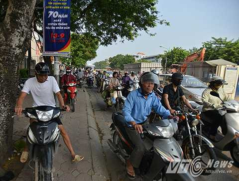 Khiến cho nhiều phương tiện chủ yếu là xe máy phải leo lên vỉa hè để lưu thông. Khiến cho nhiều phương tiện chủ yếu là xe máy phải leo lên vỉa hè để lưu thông.