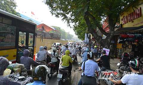 Tình trạng giao thông dọc tuyến đường này thường xuyên rơi vào cảnh hỗn loạn, ùn tắc. Tình trạng giao thông dọc tuyến đường này thường xuyên rơi vào cảnh hỗn loạn, ùn tắc.