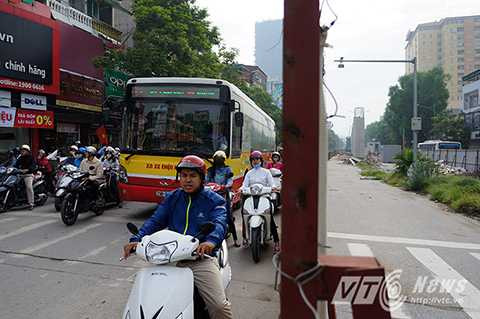 Nhiều người dân tỏ ra vô cùng bức xúc khi họ thường xuyên phải chịu cảnh ùn tắc giao thông trong khi phần lớn diện tích mặt đường bị lô cốt bao vây lại đang trong tình trạng bị bỏ hoang. Nhiều người dân tỏ ra vô cùng bức xúc khi họ thường xuyên phải chịu cảnh ùn tắc giao thông trong khi phần lớn diện tích mặt đường bị lô cốt bao vây lại đang trong tình trạng bị bỏ hoang.
