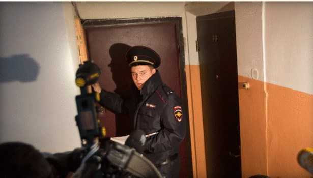 Một sỹ quan cảnh sát Nga phát biểu với giới truyền thông trong khu nhà phát hiện khối chất nổ tự tạo