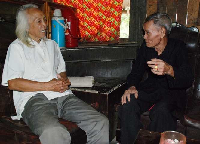 Nghệ nhân Lò Văn Biến (trái) và thầy mo Lò Văn Phong (phải) 