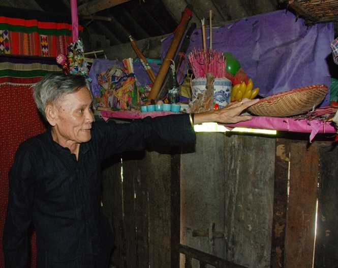 Thầy mo Lò Văn Phong xin phép tổ tiên và các ma trước khi kể chuyện cúng ma cho nhà báo nghe