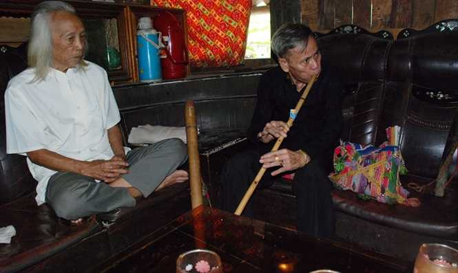 Thầy mo thổi một bài sáo cúng cho ông Lò Văn Biến nghe