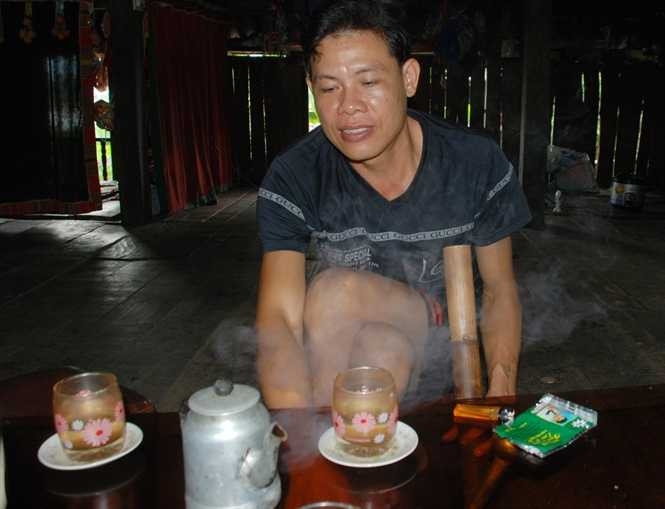 Lò Văn Đương, người được bố Lò Văn Phong chọn để truyền nghề mo