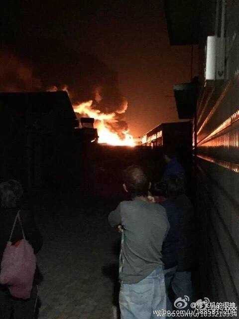 Cột khói bốc lên cao ở hiện trường vụ nổ Cột khói bốc lên cao ở hiện trường vụ nổ