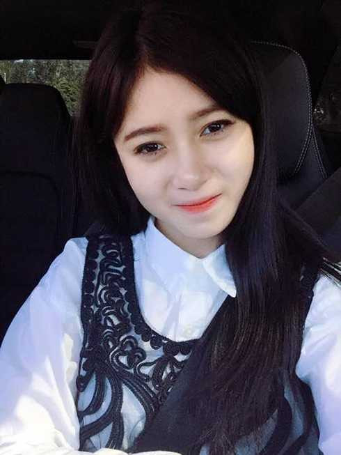 Nguyễn Thị Cẩm Tú sinh năm 1992. Trước khi du học, Tú đã tốt nghiệp trường ĐH Sân khấu Điện ảnh Hà Nội. Sau đó Tú mới lên đường sang Mỹ, trở thành sinh viên trường Academy of Art University Francisco chuyên ngành Thạc sĩ Đạo diễn truyền hình. 