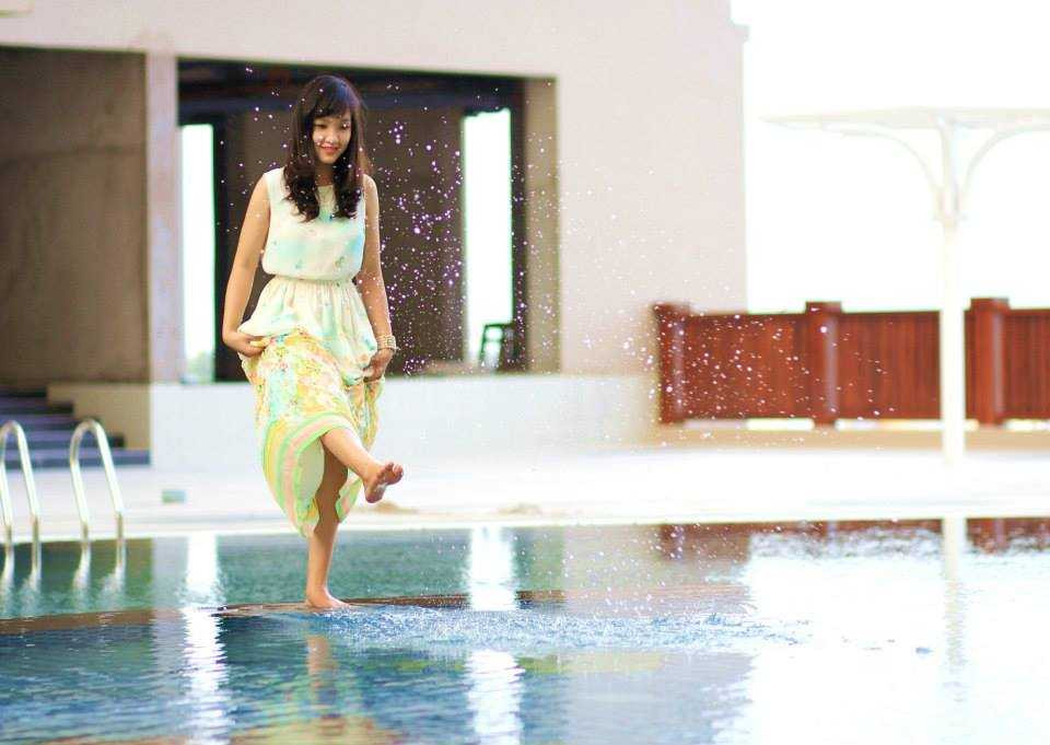 Tạ Khánh Chi đang theo học ngành Restaurant Entrepreneurship của Đại Học Laurea Phần Lan. Dù bận bịu với học hành nhưng Khánh Chi vẫn luôn theo đuổi sở thích viết nhạc, chơi nhạc, ca hát. Thành tích: Top 10 AMA superstar 2010, Top 5 Apollo Idol 2011.