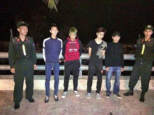 4 thanh niên bị phát hiện, bắt giữ (những người đứng giữa)