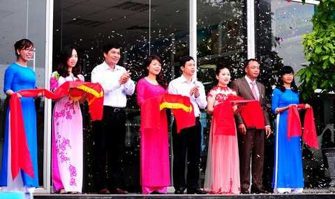 Lễ cắt băng khai trương điểm bán hàng “Tự hào hàng Việt Nam” tại cửa hàng Vinamilk, số 4 Đại lộ Lê Nin, Nghệ An Lễ cắt băng khai trương điểm bán hàng “Tự hào hàng Việt Nam” tại cửa hàng Vinamilk, số 4 Đại lộ Lê Nin, Nghệ An