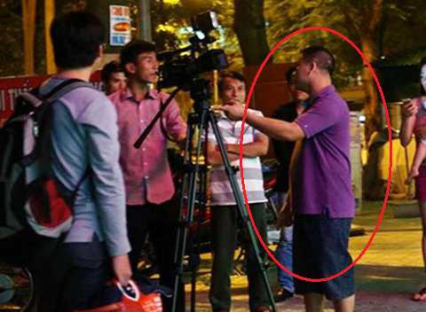 Người đàn ông lạ mặt cản trở PV tác nghiệp