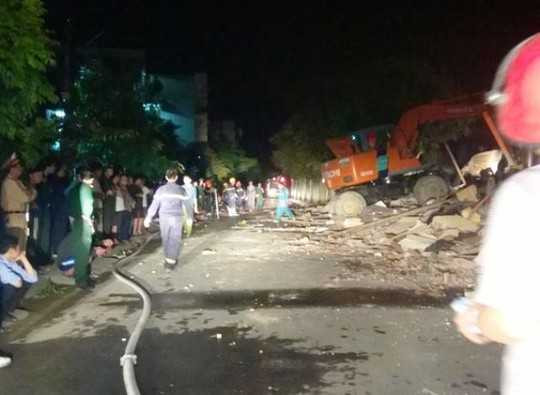 Hàng trăm chiến sĩ công an, quân đội, lực lượng chữa cháy... được điều tới hiện trường để dập lửa