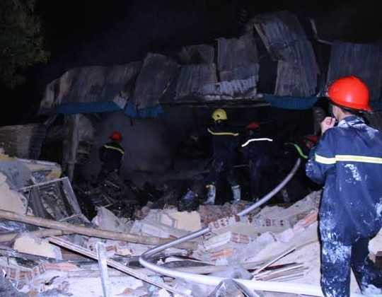 Cháy kho hàng trong đêm, hàng chục tỷ đồng thành tro bụi