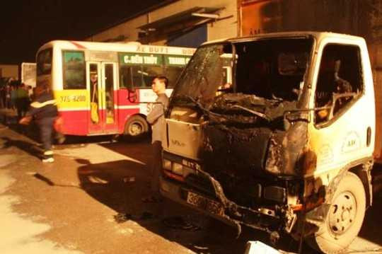 Một trong những chiếc xe bị cháy. 