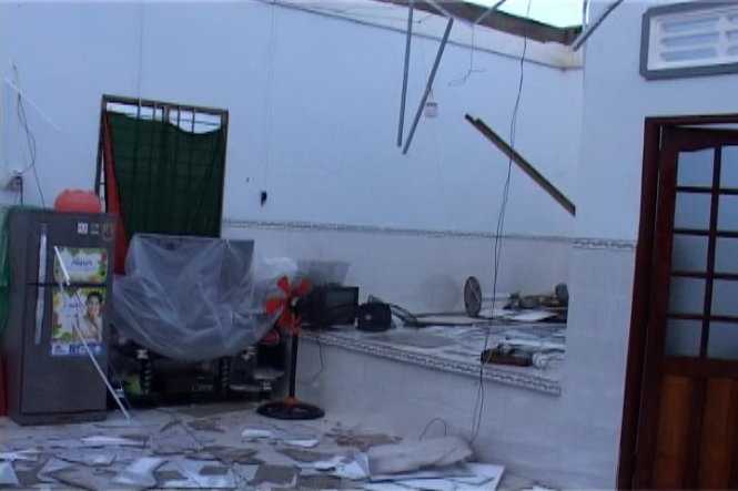 Một căn nhà bị giật tốc mái, tan hoang sau khi cơn lốc xoáy đi qua.