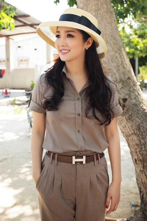 Được biết, các sản phẩm truyền hình được sản xuất bởi công ty của chị cũng khá nổi tiếng, thu hút lượng người xem khá đông đảo Người đẹp không tuổi thường xuyên xuất hiện trong những bộ cánh hàng hiệu sang trọng và đắt đỏ