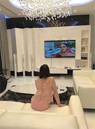 Mới đây Ngọc Trinh đã chuyển tới ở nhà mới của mình là một căn penthouse nằm trên tầng thứ 33 của khu căn hộ cao cấp thuộc Quận 7, TP HCM. Trong ảnh là hình ảnh thực tế của phòng khách căn hộ triệu đô được người mẫu Quỳnh Thư là bạn thân với Ngọc Trinh đưa lên mạng xã hội mới đây.