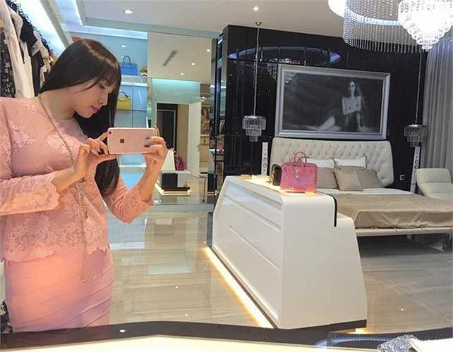 Căn hộ có diện tích rộng tới 200 mét vuông với gam màu nền là trắng sáng, nội thất vô cùng sang trọng, đắt tiền.