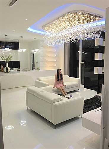 Một góc phòng khách được trang hoàng sang trọng với điểm nhấn là chùm đèn trần đẹp long lanh, xa hoa và tinh tế.