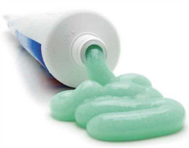 Lưỡi nóng rát: cảm giác trên lưỡi này thường bị khi dị ứng với kem đánh răng nhất định. Trong một số trường hợp là do những thay đổi cơ thể khi mãn kinh. 