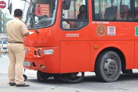 Phóng ẩu vào bến, xe khách Phương Trang cuốn xe máy vào gầm